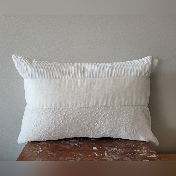 2 decorative throw pillows off white velvet faux fur textured down and synthetic - Picture 6 of 8